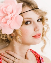 Обои Taylor Swift With Pink Rose On Head 176x220