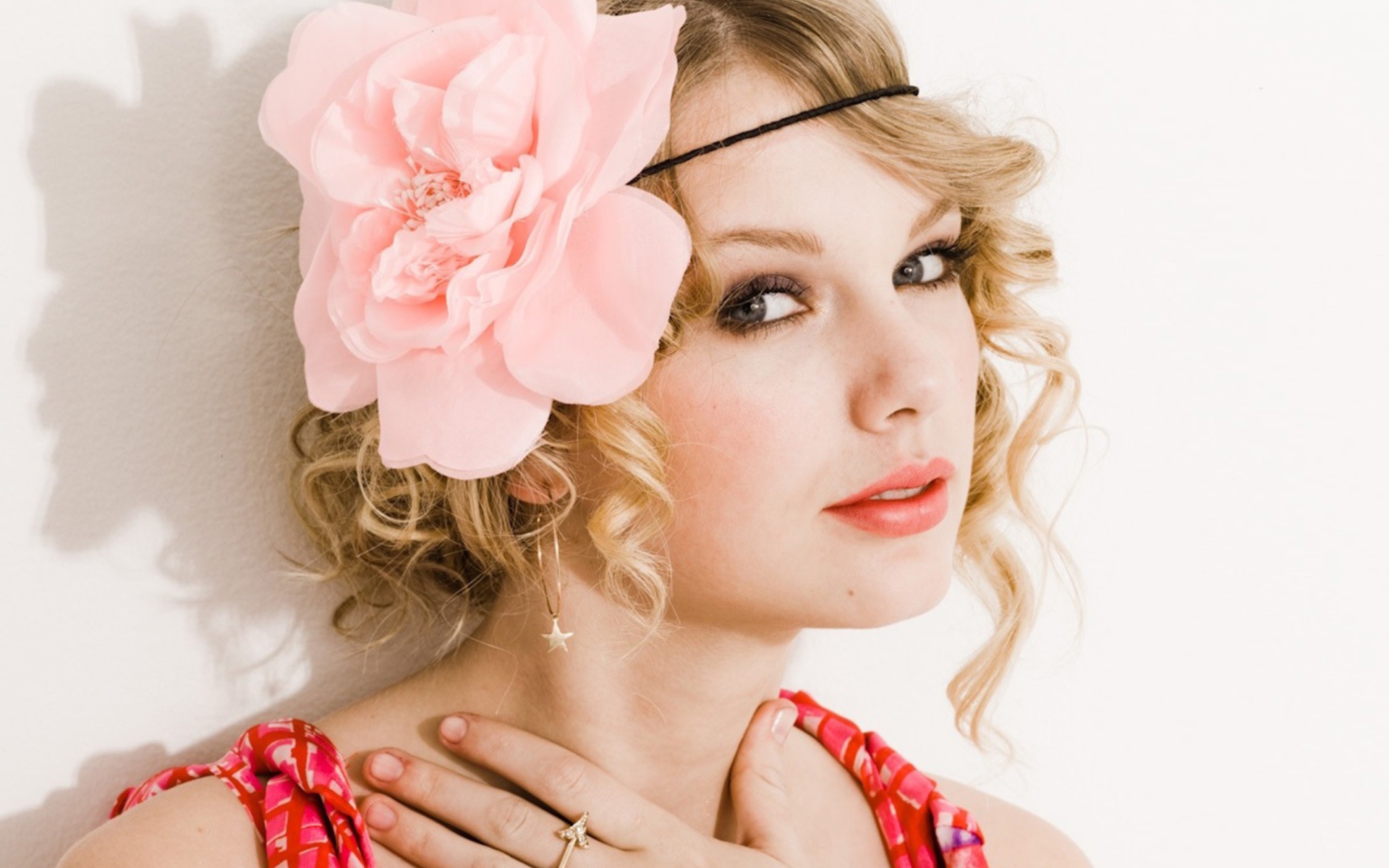 Screenshot №1 pro téma Taylor Swift With Pink Rose On Head 1920x1200