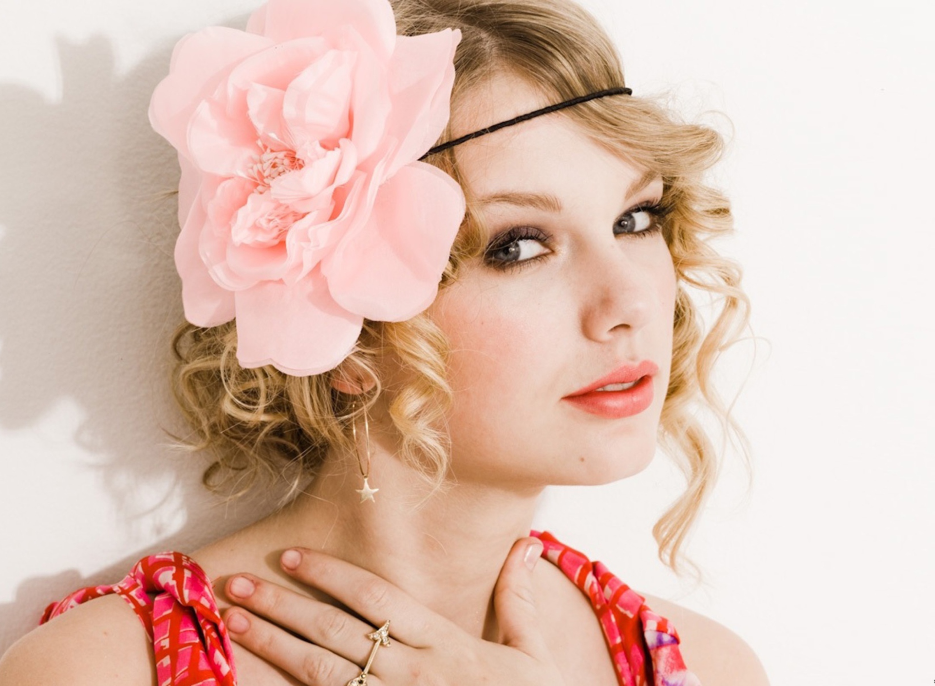 Обои Taylor Swift With Pink Rose On Head 1920x1408