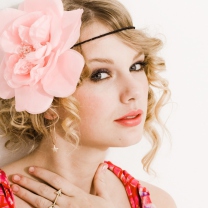 Обои Taylor Swift With Pink Rose On Head 208x208