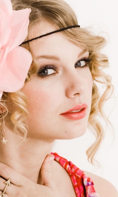 Das Taylor Swift With Pink Rose On Head Wallpaper 480x800