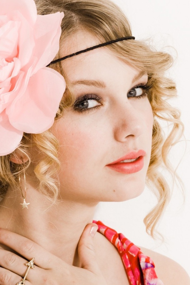 Fondo de pantalla Taylor Swift With Pink Rose On Head 640x960
