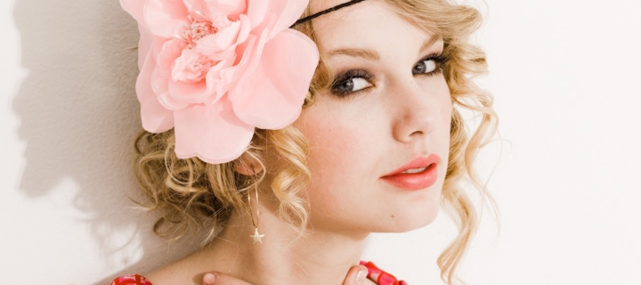 Taylor Swift With Pink Rose On Head wallpaper 720x320