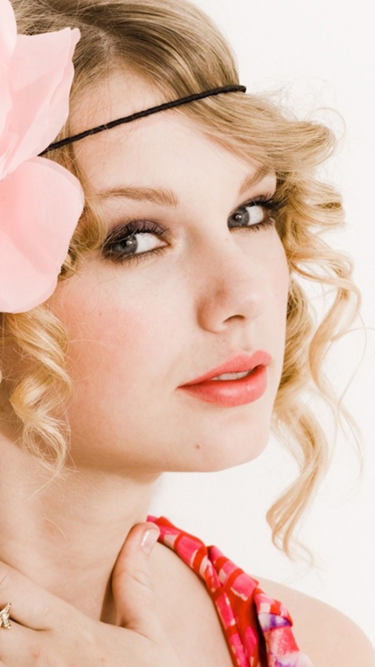 Обои Taylor Swift With Pink Rose On Head 750x1334