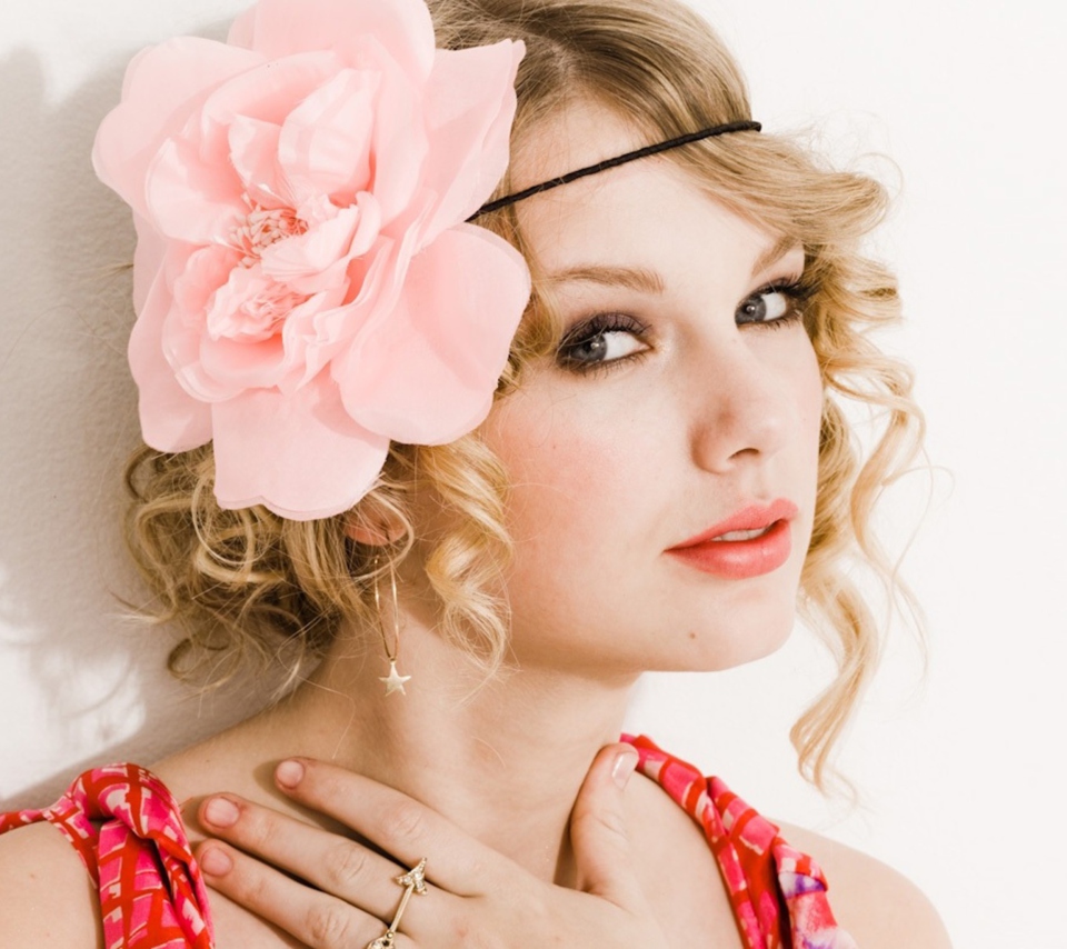 Обои Taylor Swift With Pink Rose On Head 960x854