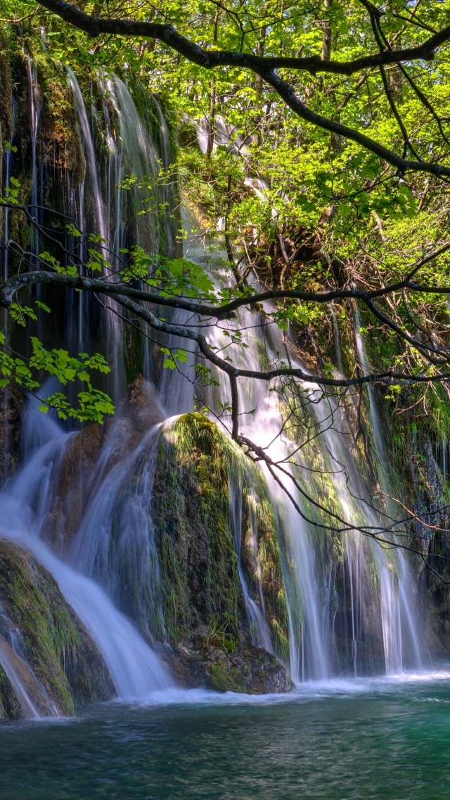 Waterfalls in National park Plitvice wallpaper 640x1136
