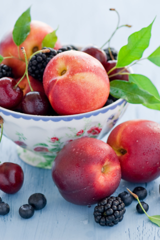 Das Plate Of Fruit And Berries Wallpaper 320x480