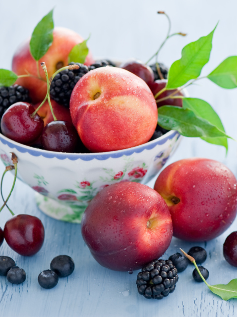 Das Plate Of Fruit And Berries Wallpaper 480x640
