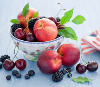 Kostenloses Plate Of Fruit And Berries Wallpaper für Samsung B159 Hero Plus