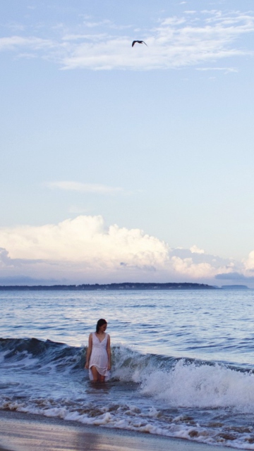 Sfondi Big Ocean Waves Surrounding Little Girl 360x640