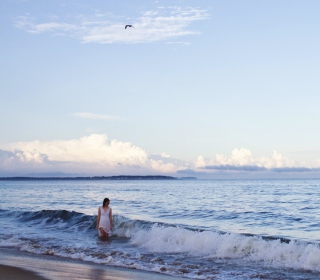 Big Ocean Waves Surrounding Little Girl - Fondos de pantalla gratis para 128x128