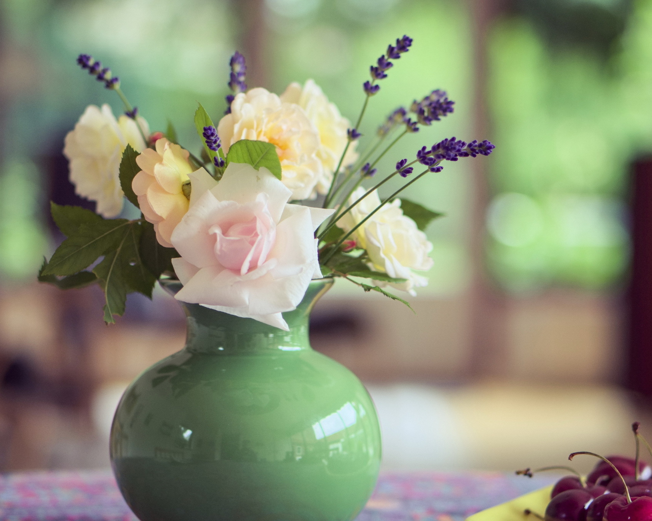 Sfondi Tender Bouquet In Green Vase 1280x1024