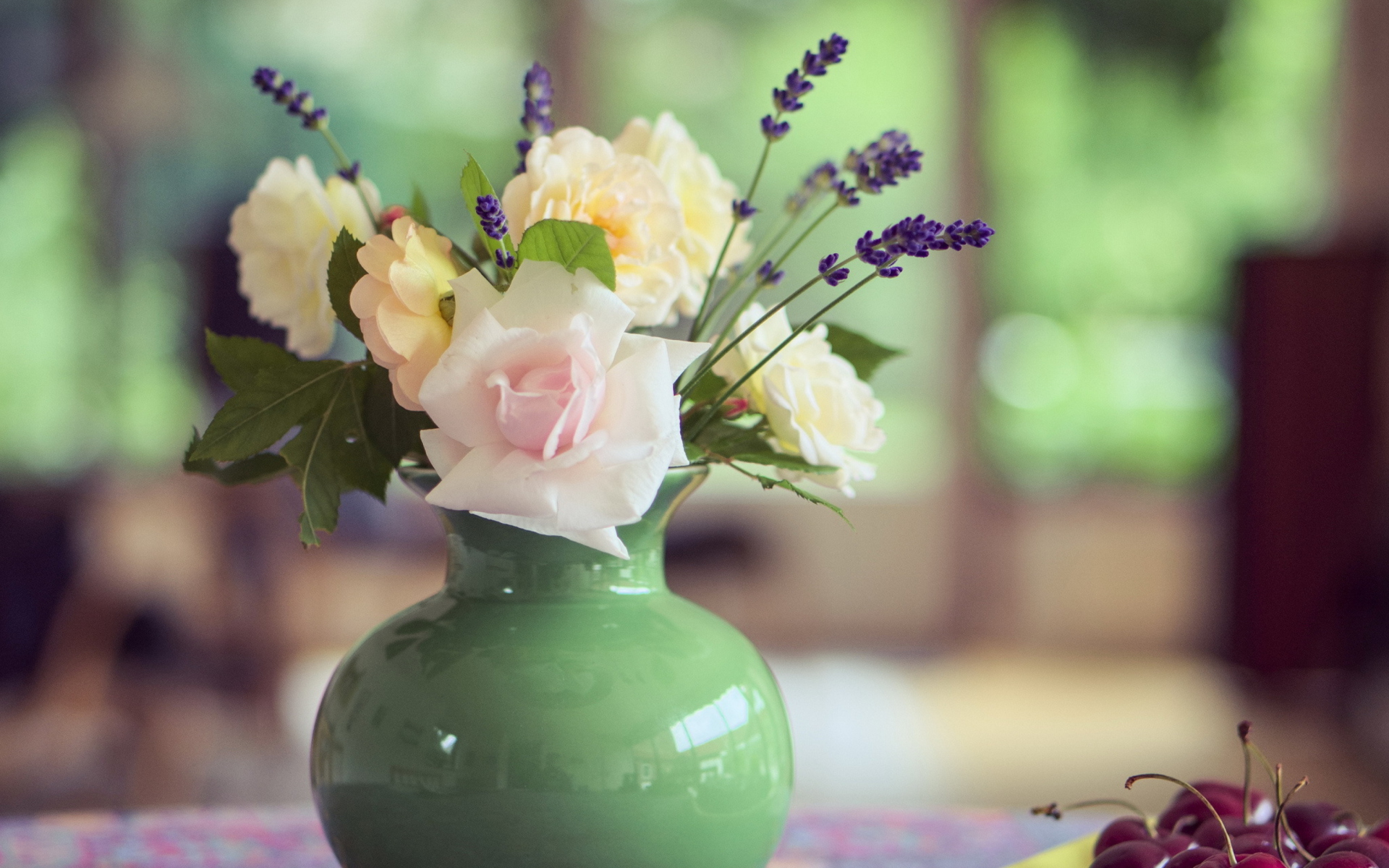 Обои Tender Bouquet In Green Vase 1920x1200