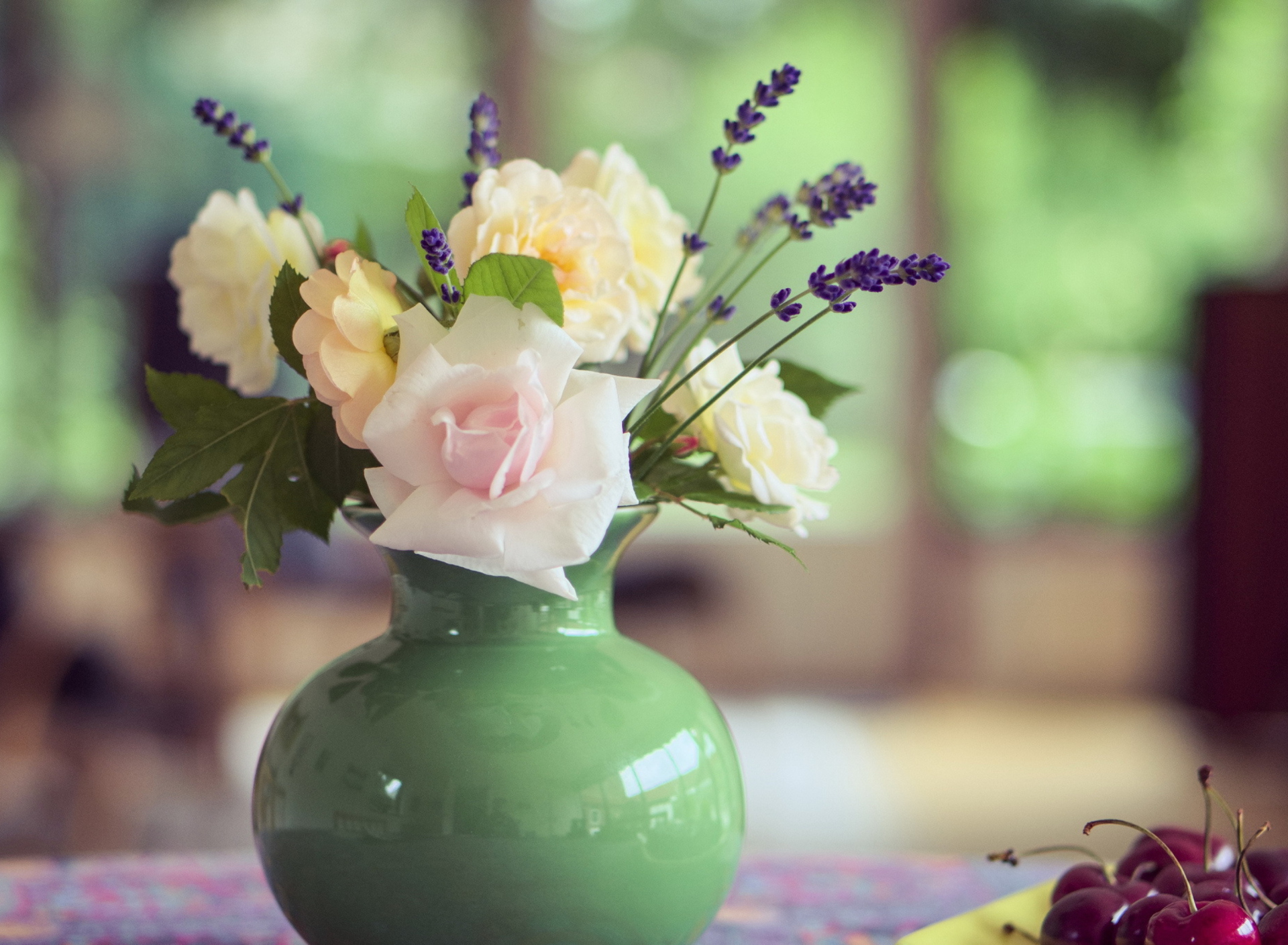 Fondo de pantalla Tender Bouquet In Green Vase 1920x1408
