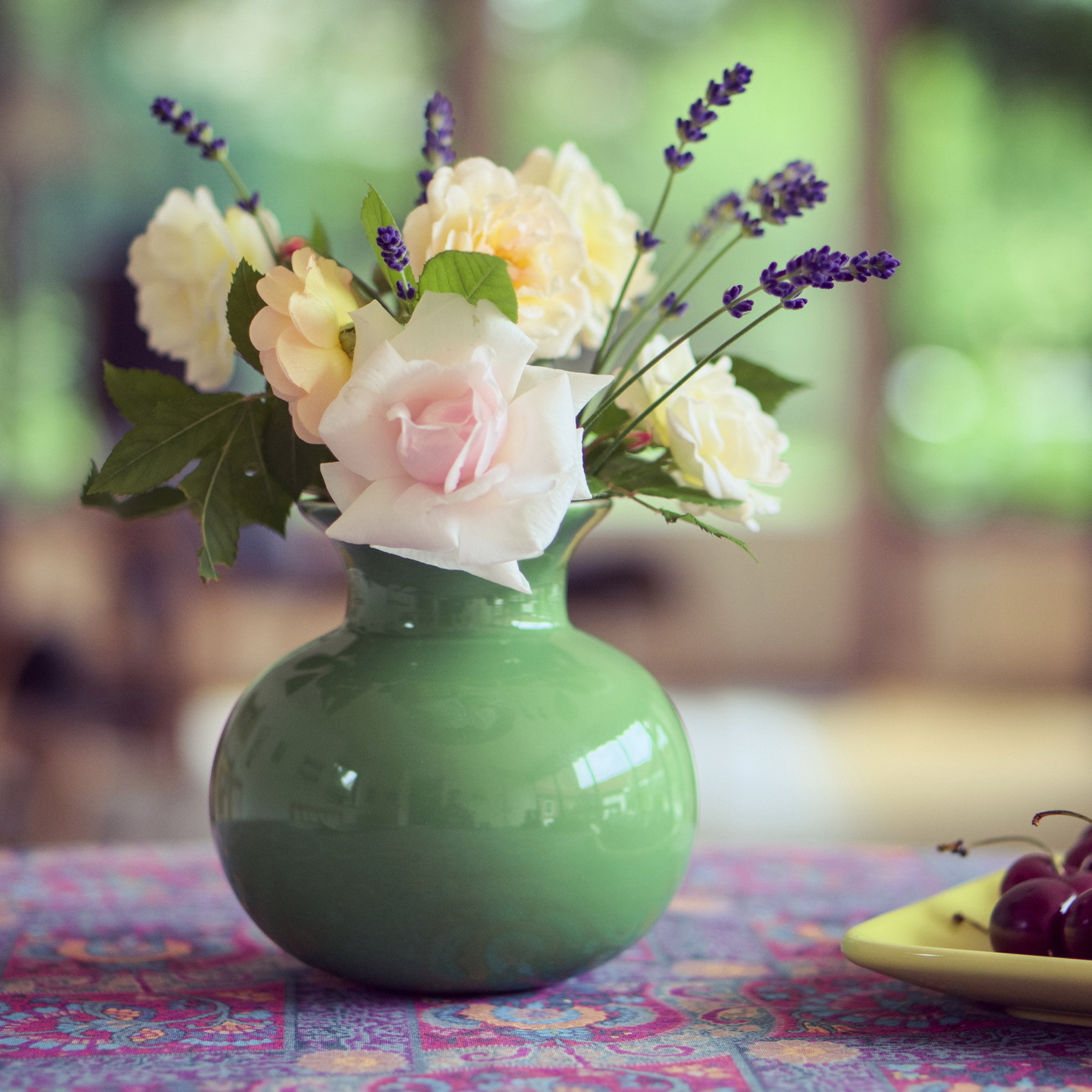 Das Tender Bouquet In Green Vase Wallpaper 2048x2048