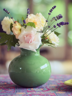 Обои Tender Bouquet In Green Vase 240x320