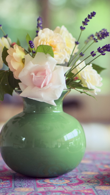 Das Tender Bouquet In Green Vase Wallpaper 360x640