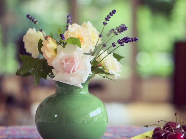 Обои Tender Bouquet In Green Vase 640x480