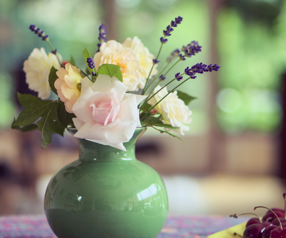 Tender Bouquet In Green Vase wallpaper 960x800