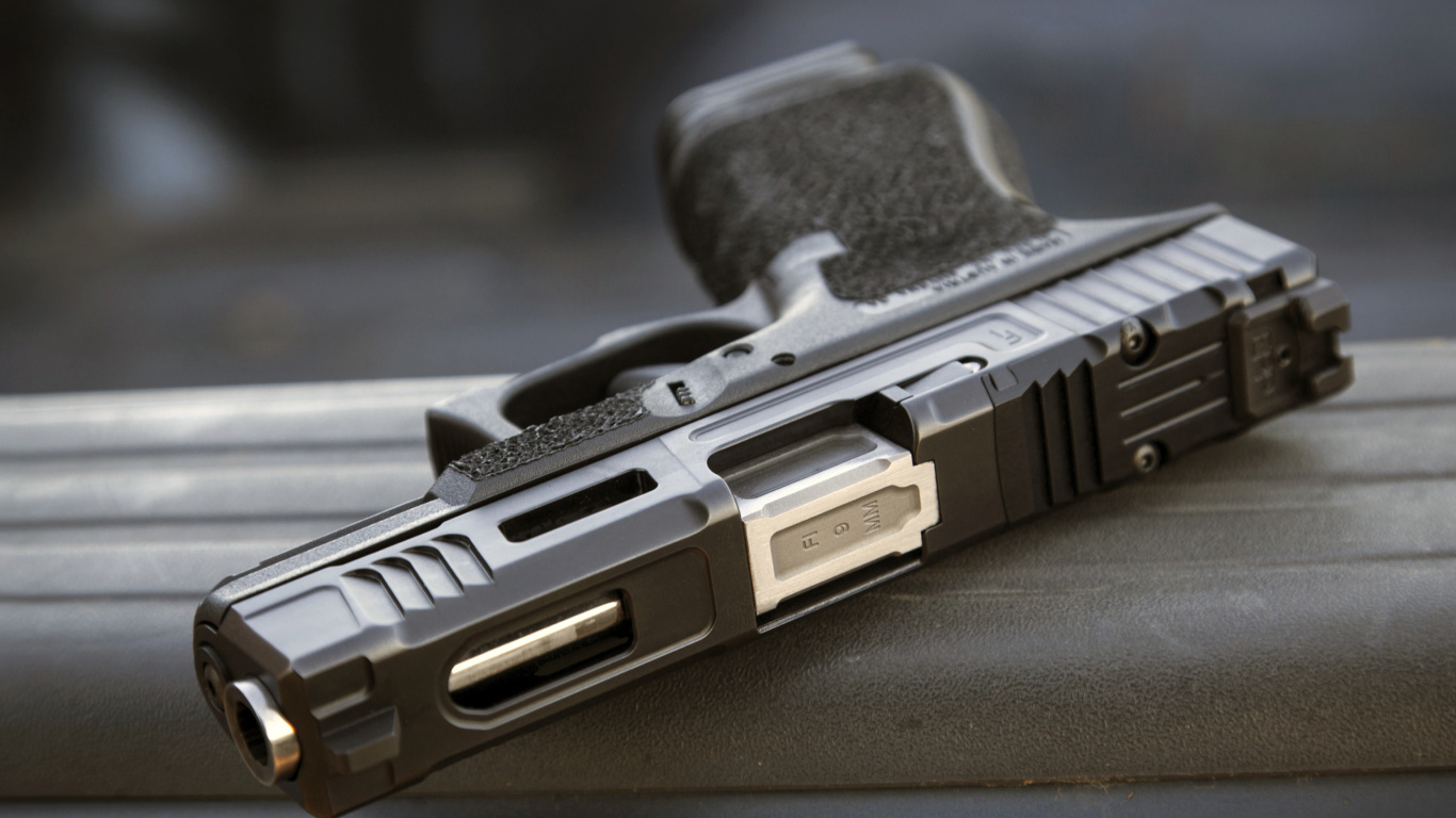 Glock 17 9 mm Pistol wallpaper 1366x768