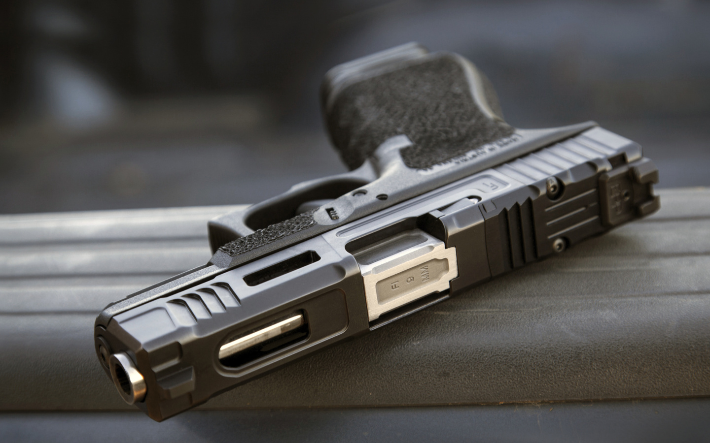 Обои Glock 17 9 mm Pistol 1440x900