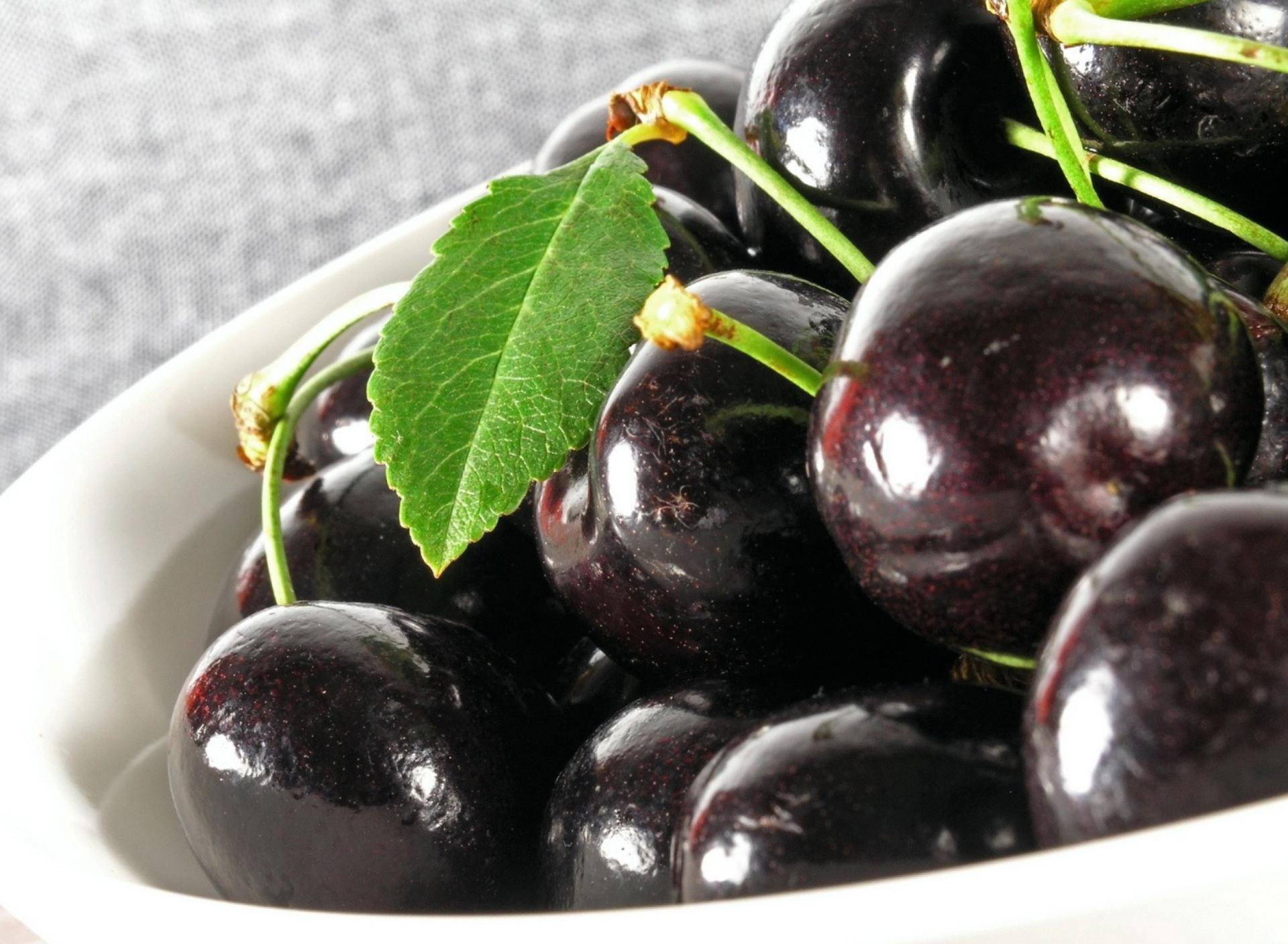 Fondo de pantalla Black Cherries 1920x1408