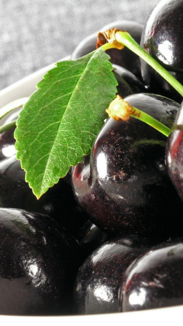 Black Cherries wallpaper 640x1136