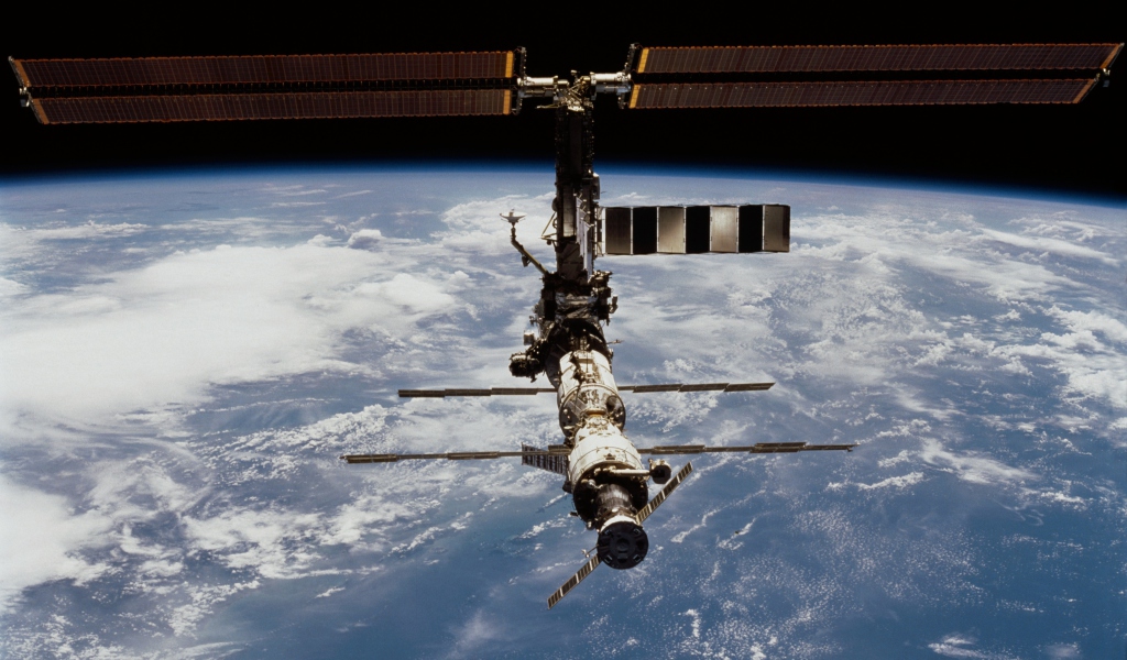 ISS And Earth wallpaper 1024x600