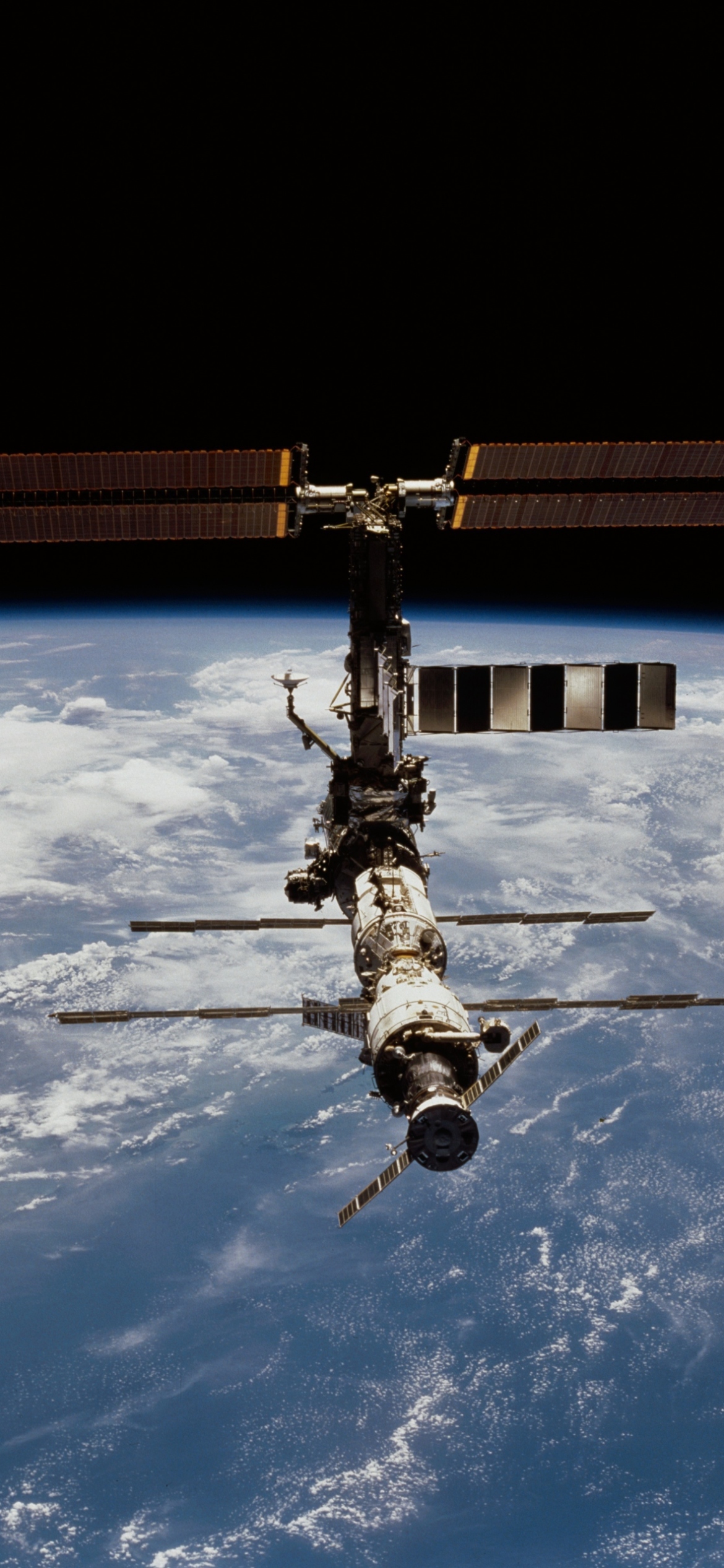 ISS And Earth screenshot #1 1170x2532