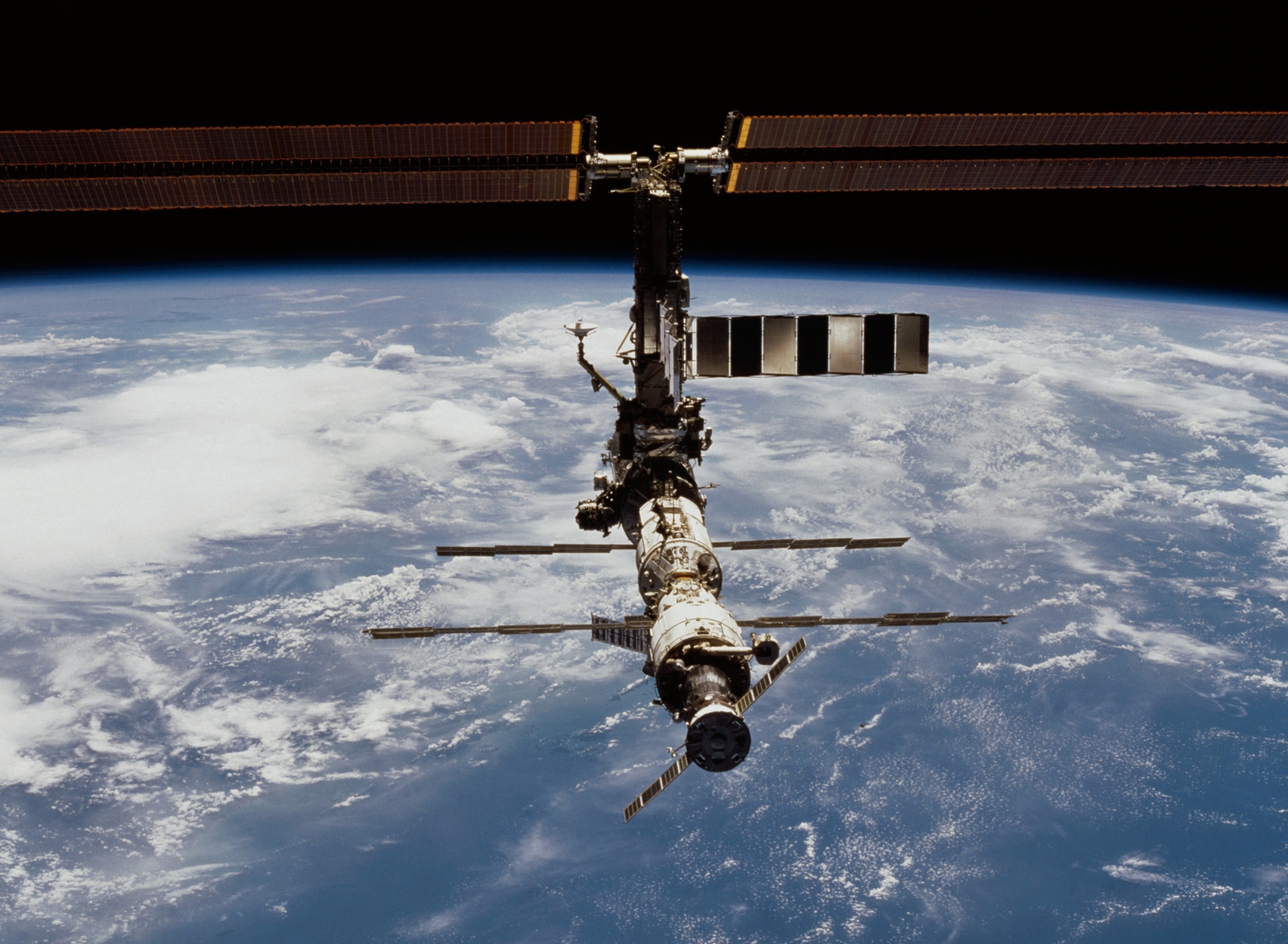 ISS And Earth screenshot #1 1920x1408