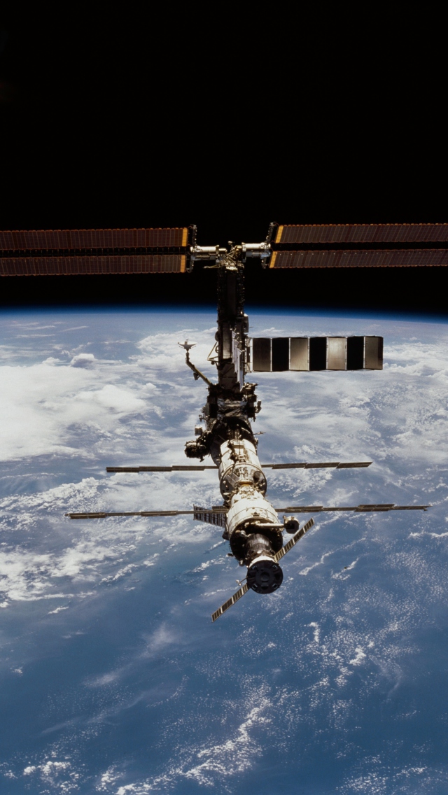 ISS And Earth wallpaper 640x1136