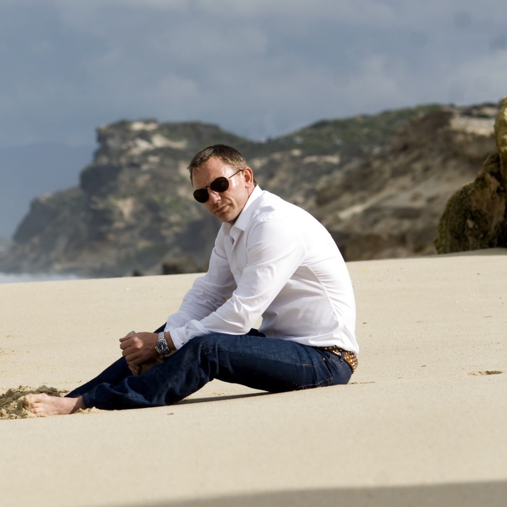 Daniel Craig On Beach wallpaper 1024x1024