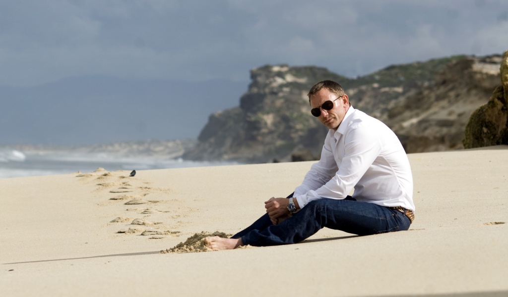 Daniel Craig On Beach screenshot #1 1024x600