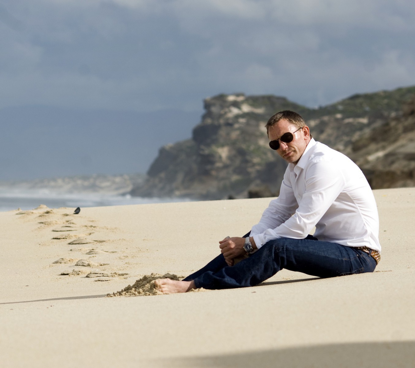 Das Daniel Craig On Beach Wallpaper 1440x1280