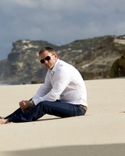 Daniel Craig On Beach wallpaper 176x220