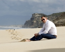 Daniel Craig On Beach wallpaper 220x176