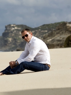 Das Daniel Craig On Beach Wallpaper 240x320