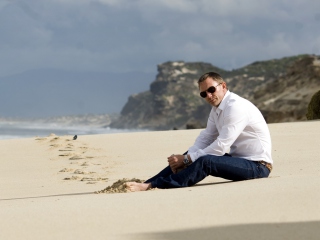 Daniel Craig On Beach wallpaper 320x240