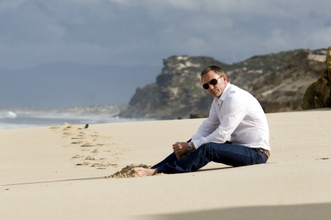 Daniel Craig On Beach wallpaper 480x320