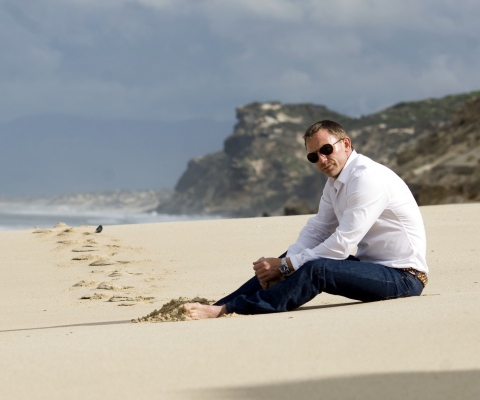 Daniel Craig On Beach wallpaper 480x400