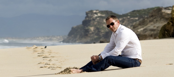 Sfondi Daniel Craig On Beach 720x320