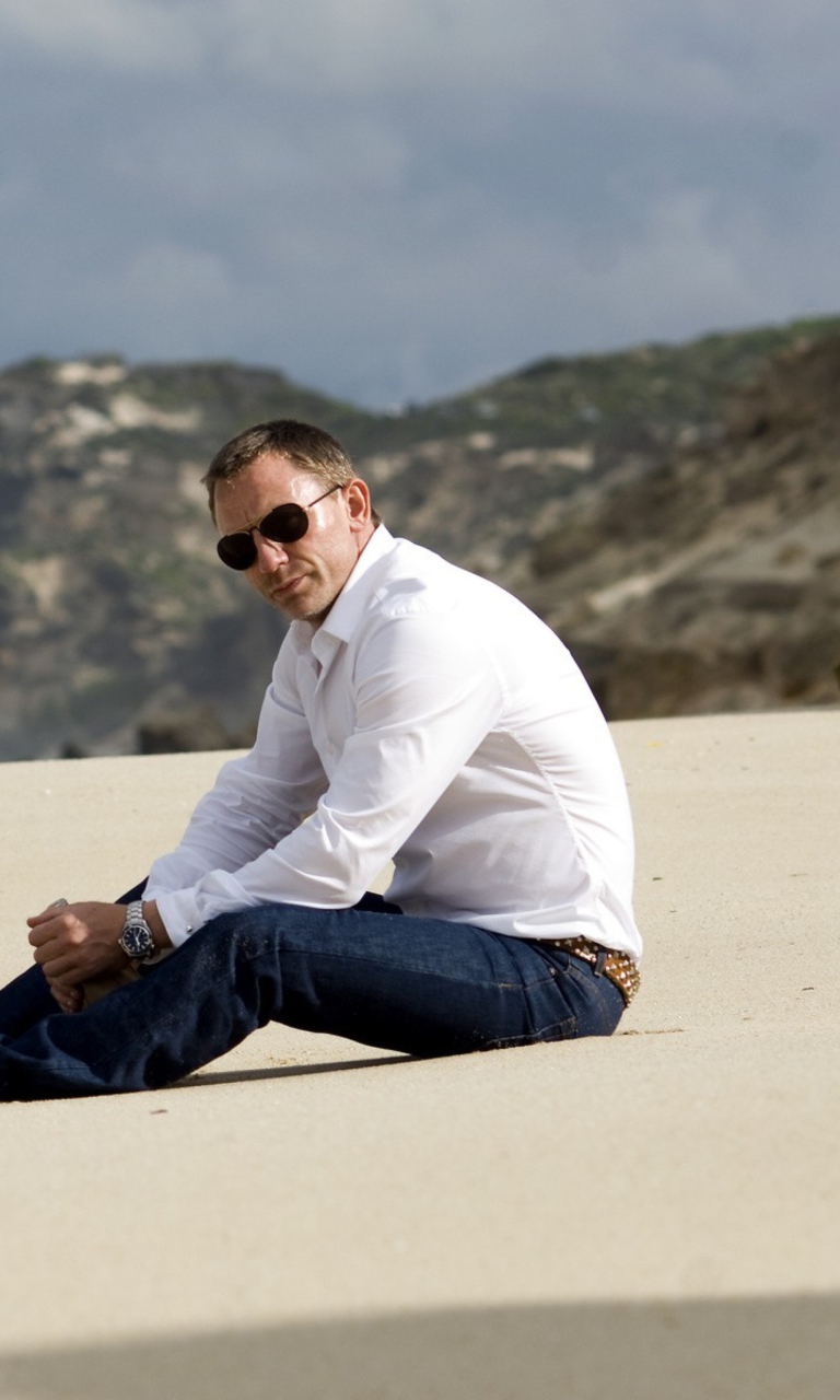 Sfondi Daniel Craig On Beach 768x1280