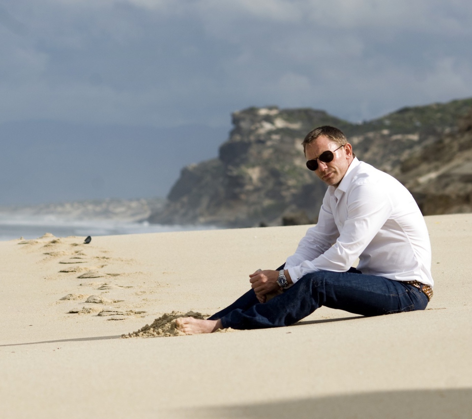 Daniel Craig On Beach wallpaper 960x854