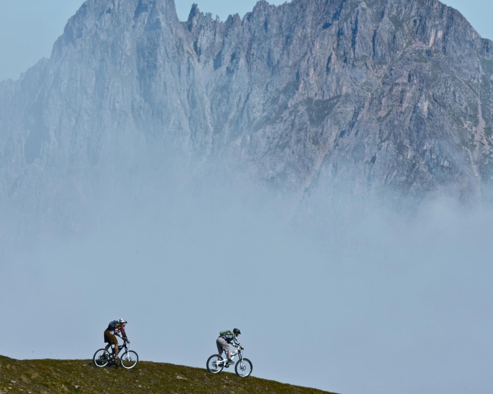 Fondo de pantalla Bicycle Riding In Alps Mountains 1600x1280