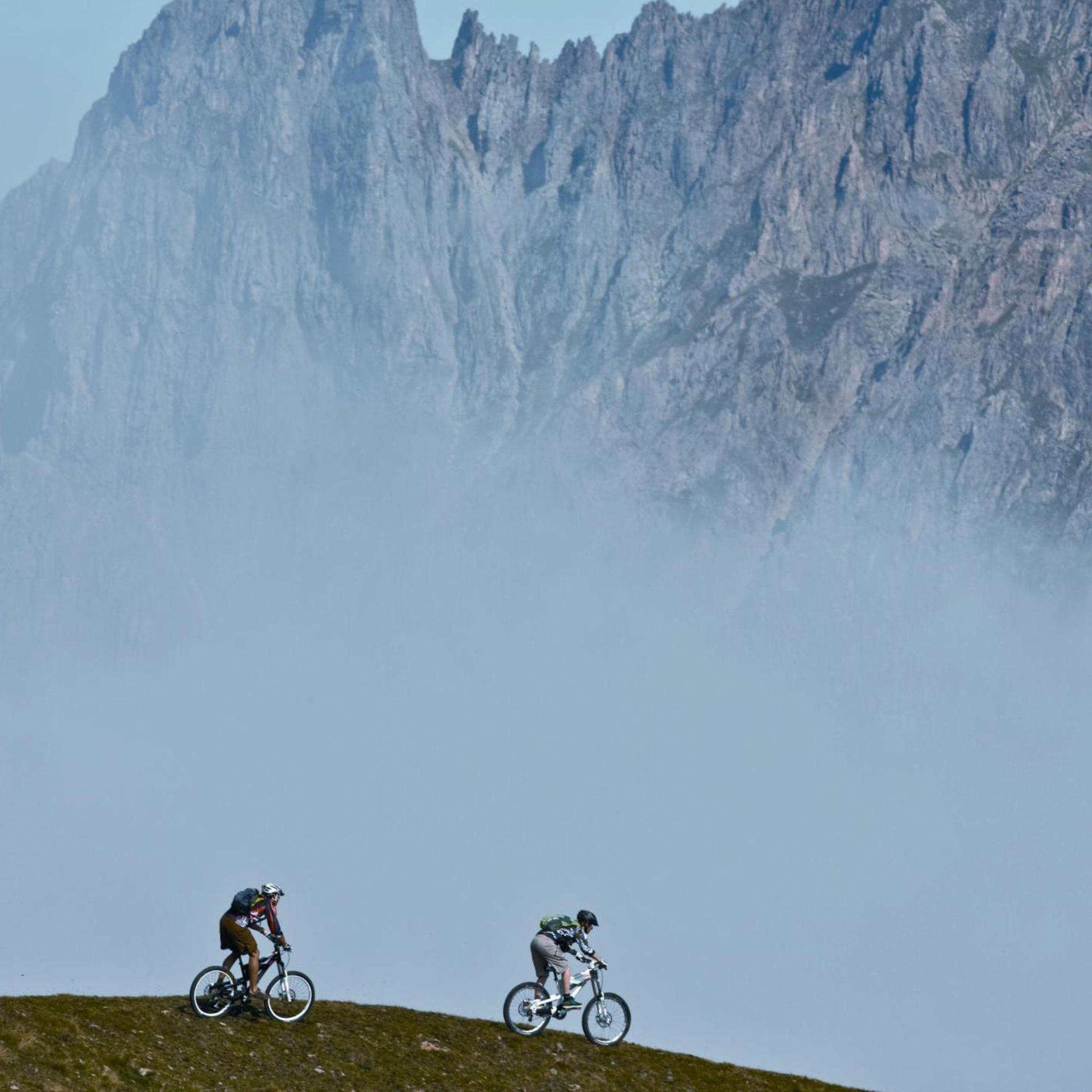 Fondo de pantalla Bicycle Riding In Alps Mountains 2048x2048