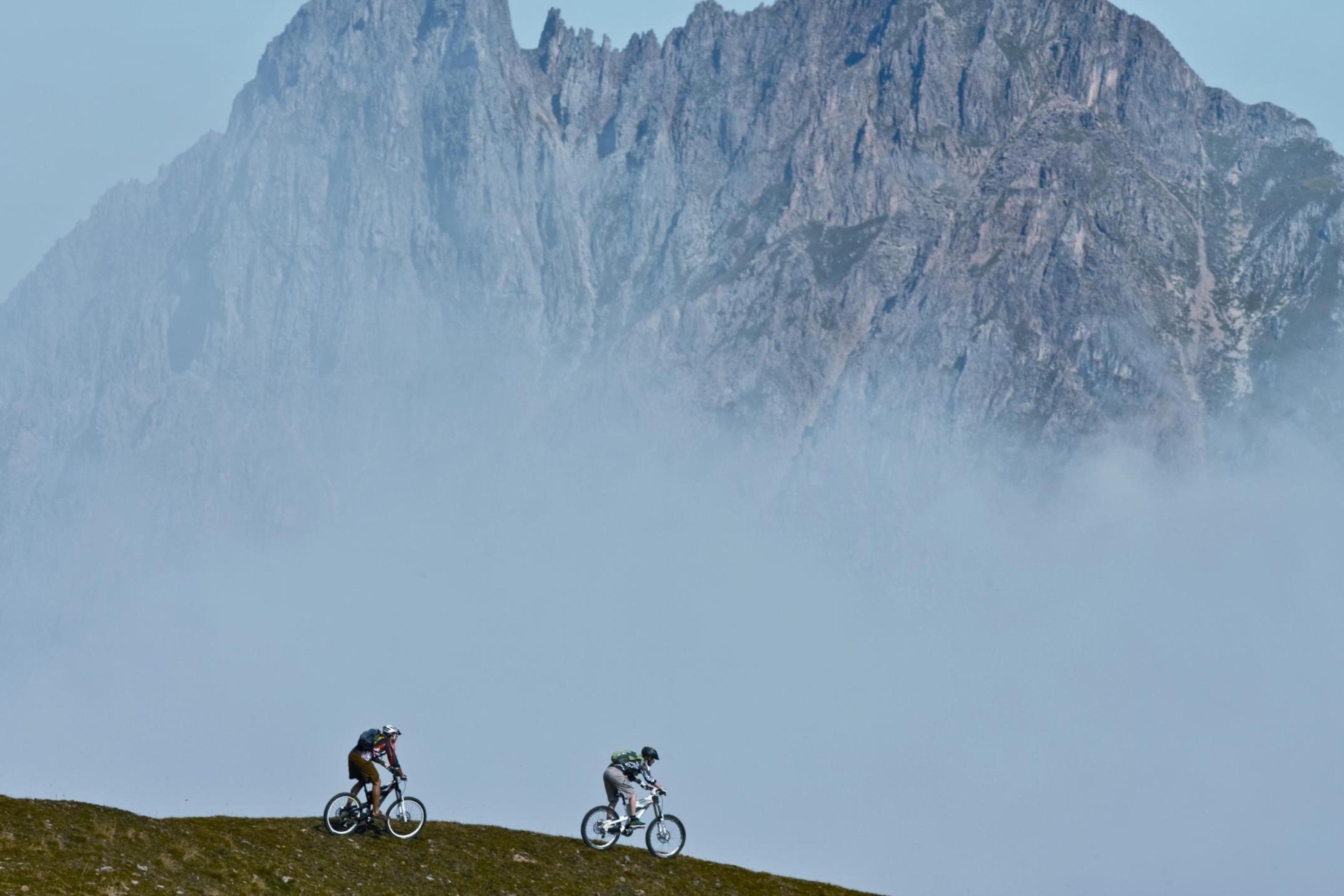 Fondo de pantalla Bicycle Riding In Alps Mountains 2880x1920