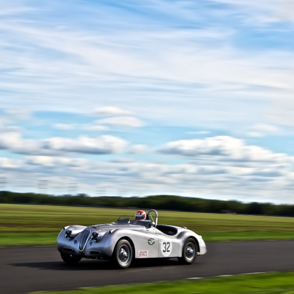 Das Silver Jaguar XK120 Wallpaper 1024x1024