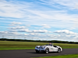 Fondo de pantalla Silver Jaguar XK120 320x240