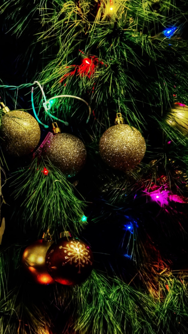 Обои Christmas Tree 640x1136