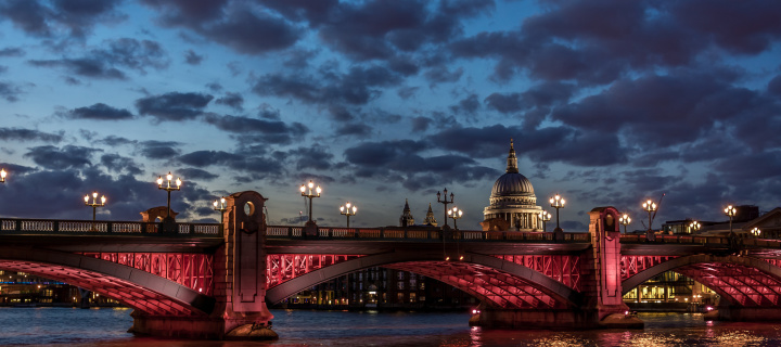 Westminster Bridge in UK wallpaper 720x320